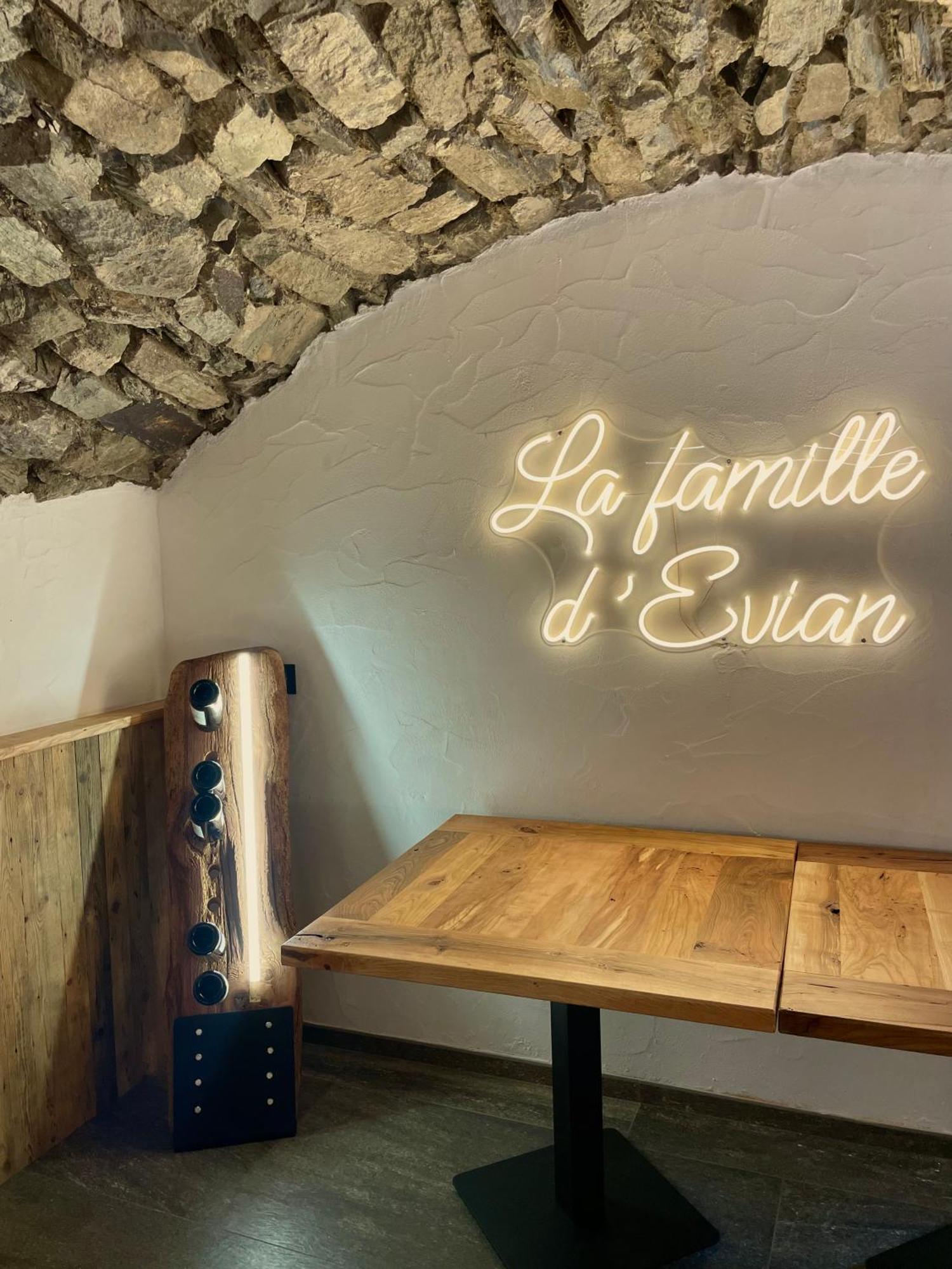 La Famille D'Evian Hotel Villeneuve Exterior foto